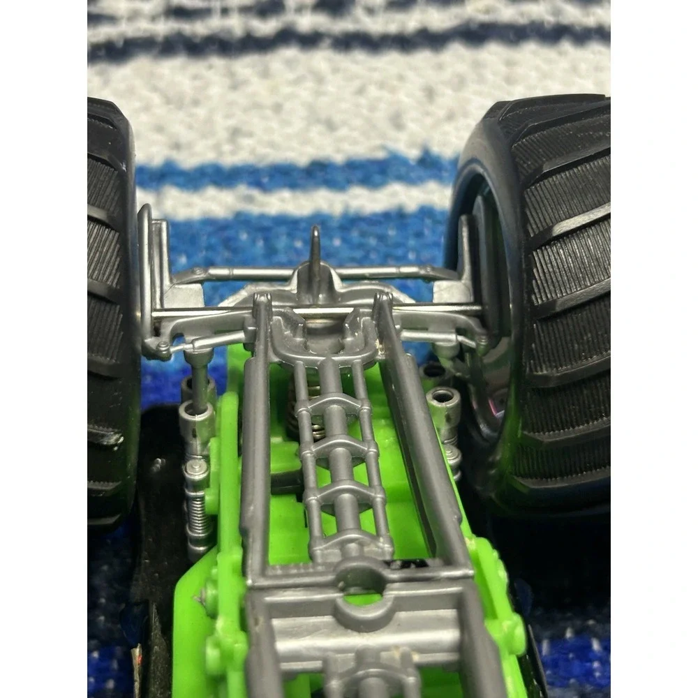 Mattel 2004 Grave Digger Diecast Body 1/24 Hot Wheels Vintage Car Monster Jam